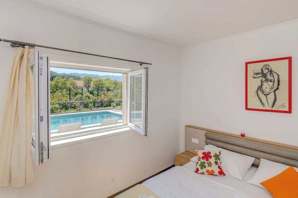 Villa Gariful Sleeps 8 with Pool & Pet Friendly