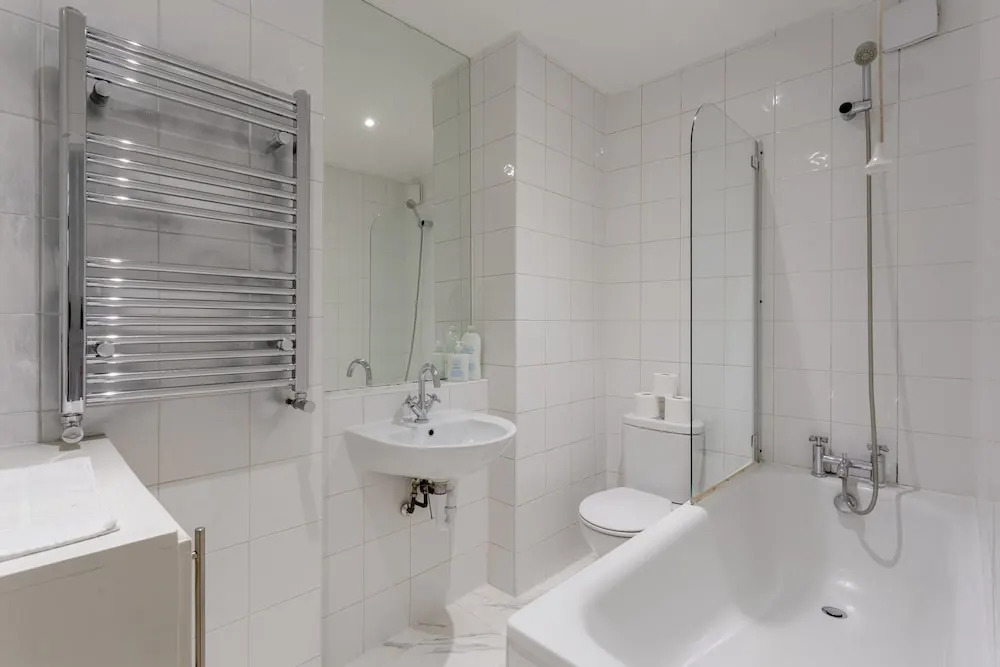 Modern 2 Bedroom in Queens Park With Garden