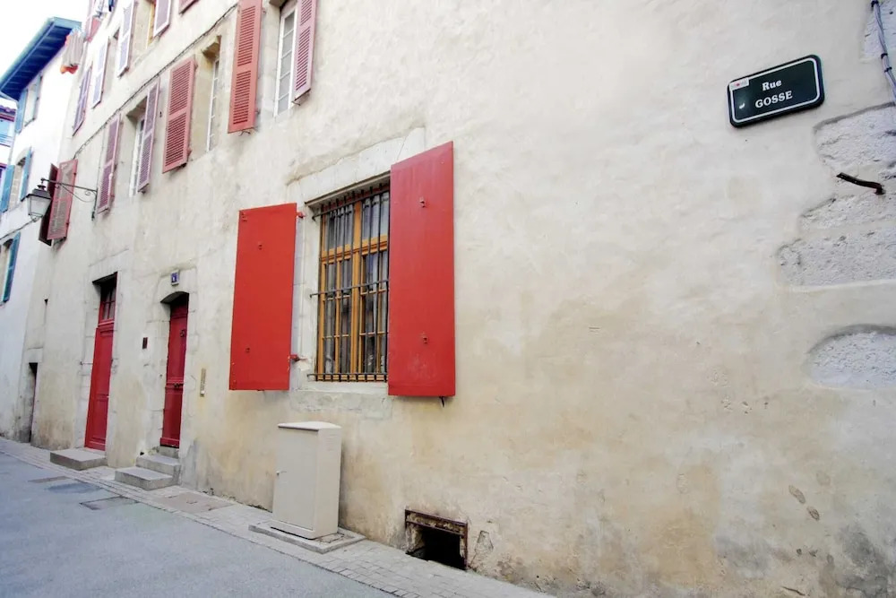 Rustic Flat in the Heart of Bayonne