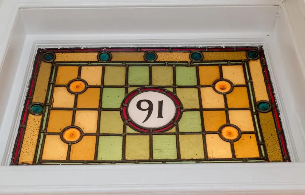 414 Spacious 1 bedroom ground floor apartment near Leith with sofa bed in living room