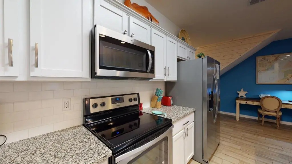 BC502 Beautifully Decorated Townhome, Heated Pool, Garage Access