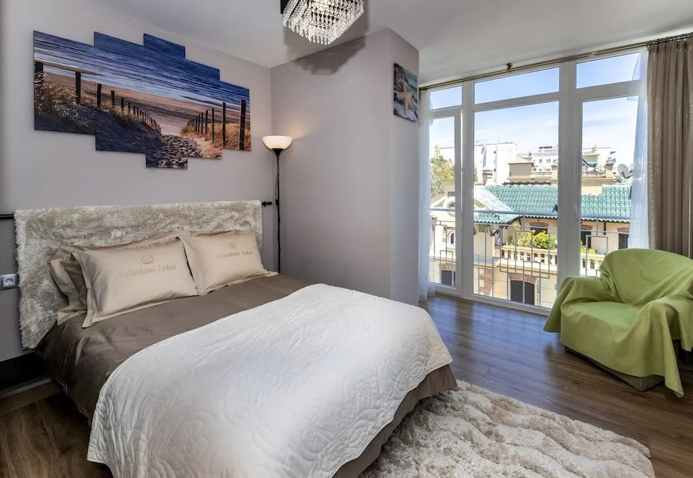Plaza de Toros II - Recently Renovated Condo in Malaga Centre, Sea Views, 5 Mins Walk to Beach