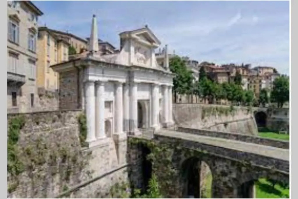 Entire flat, independent entrance, 20 mins to BGY - Bergamo Milan airport