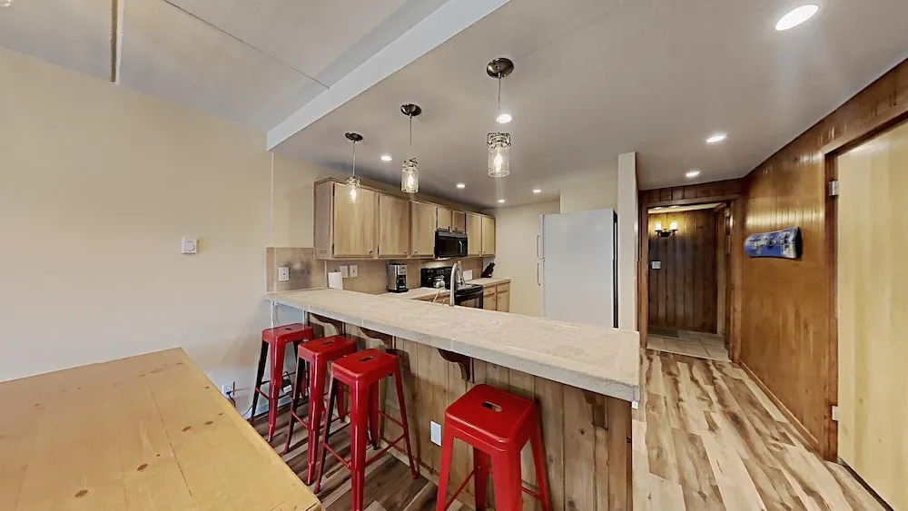 Nicely Remodeled 2 Bedrooms at 1849 Condos - Easy Access to Slopes!