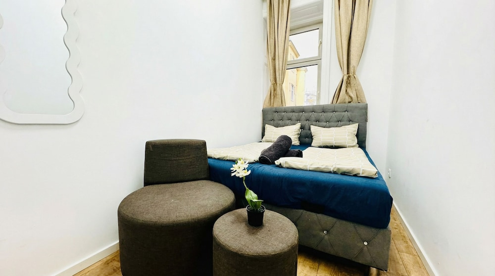 Simple Private Room Steps from Augarten