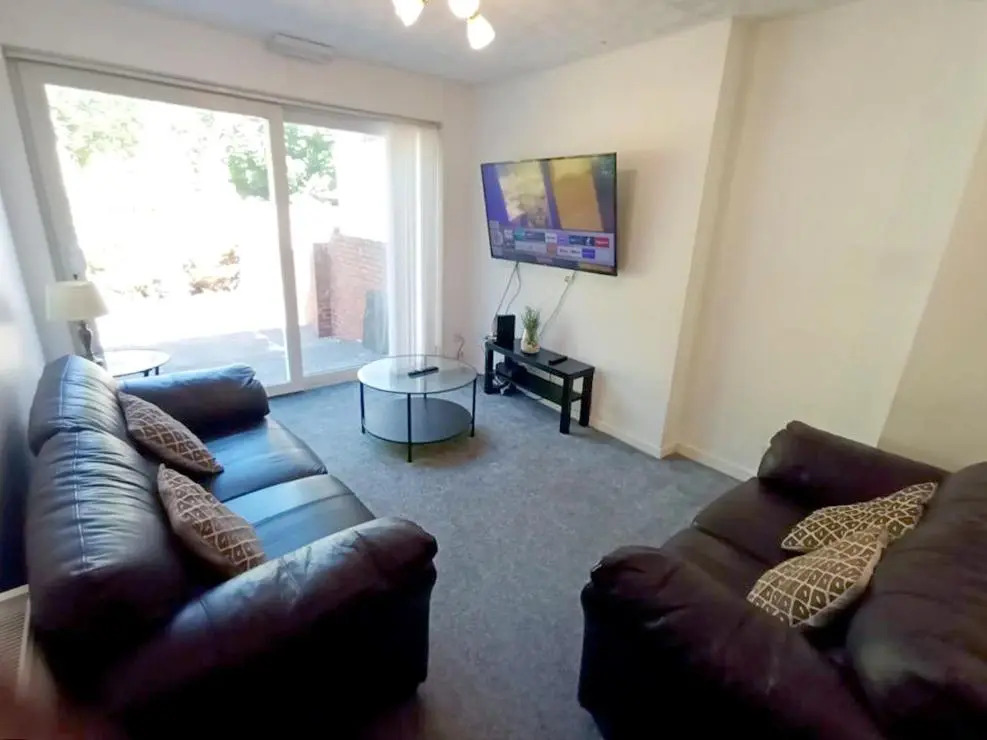 Cozy 4 Bedroom House in Smethwick with 4 bathrooms perfect for contractors and families