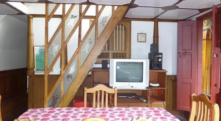 Wisperingwater Houseboat
