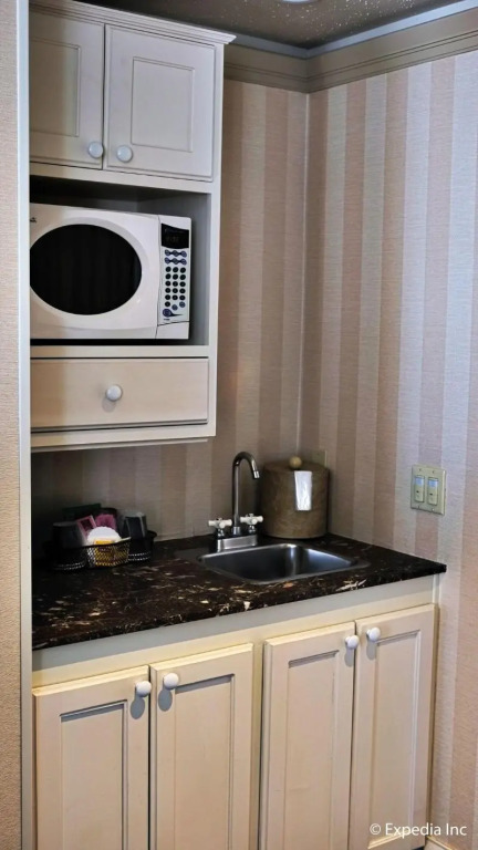 Gaslamp Plaza Suites
