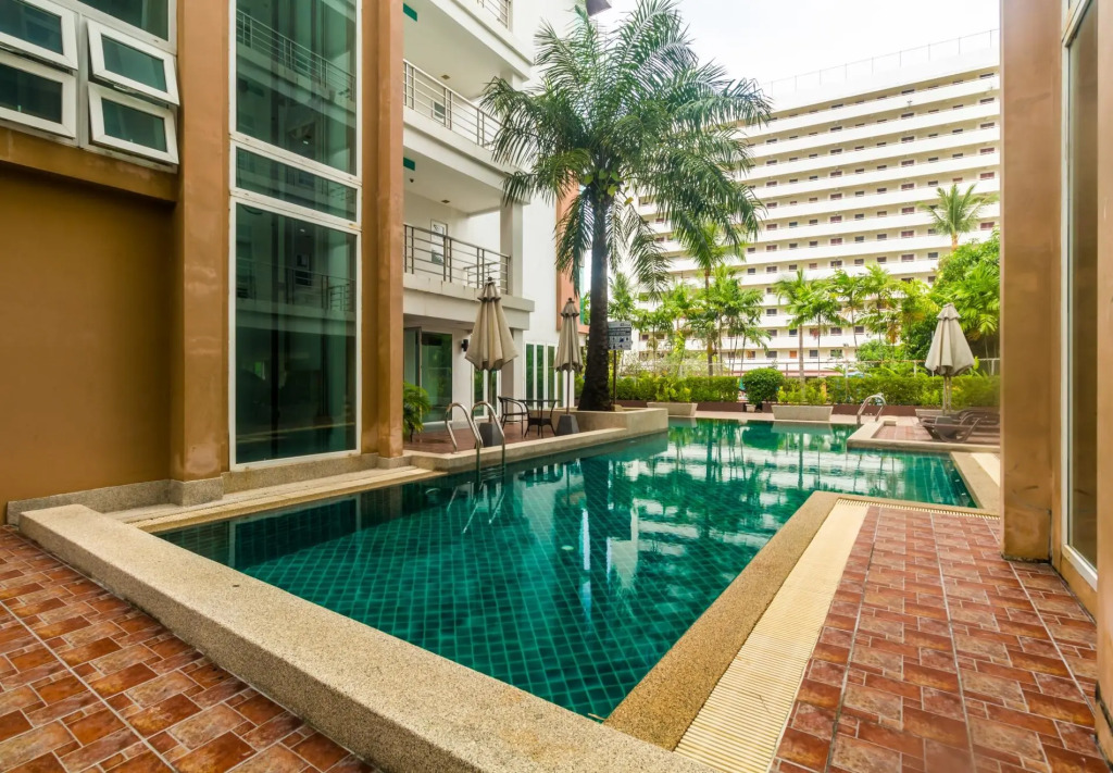 HLC501 - Patong apartment  for 4, market and beach