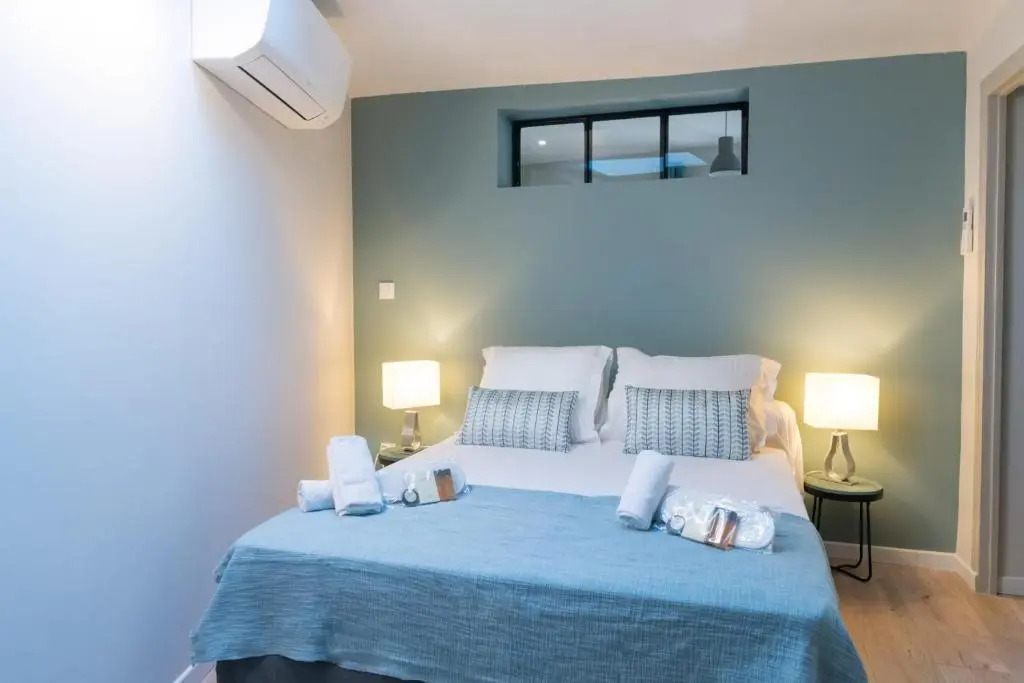 Elegant 2br with 2 bathrooms and AC close to Les Halles dAvignon Welkeys