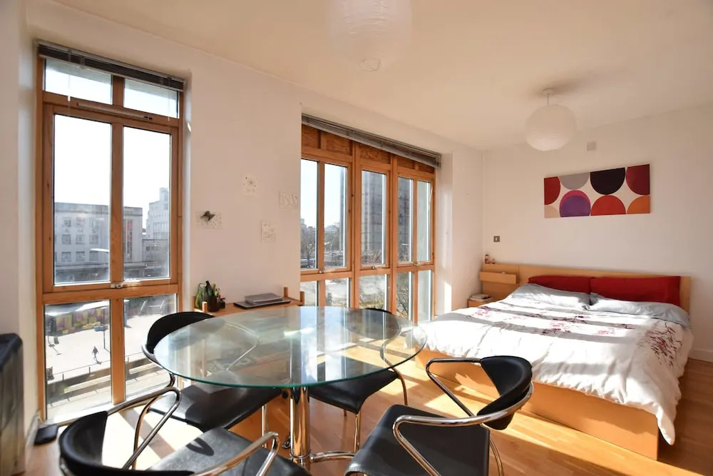 Spacious Studio Apartment in the Heart of the City