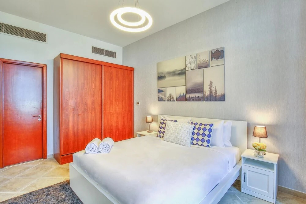 1 BR w Pool Motor-sport Themed apt