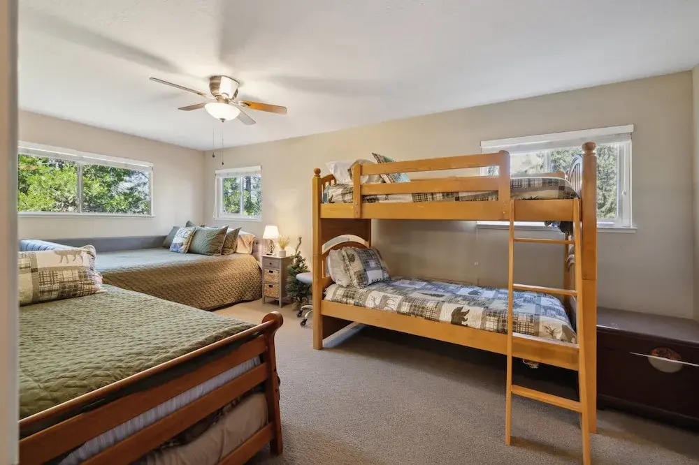 Whispering Pines Retreat 5 Bedroom Home by Yosemite Region Resorts