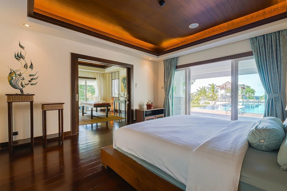 7 Bedrooms Mansion on The Golf Course-JB