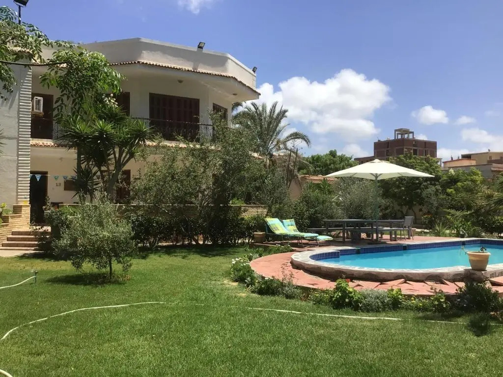 White Family Villa - Private Pool - AC - Very Big Garden - 5 bedrooms - 5- Min Walk to Beach