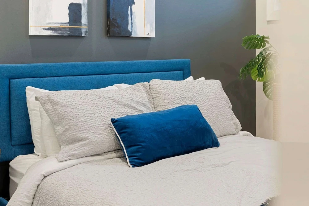 Magnificent NEW Home w 8 Beds Free Parking