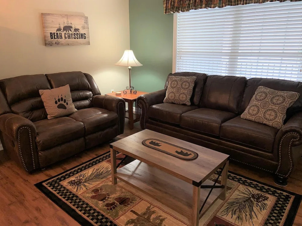 201 Colonial Crest Pigeon Forge Retreat