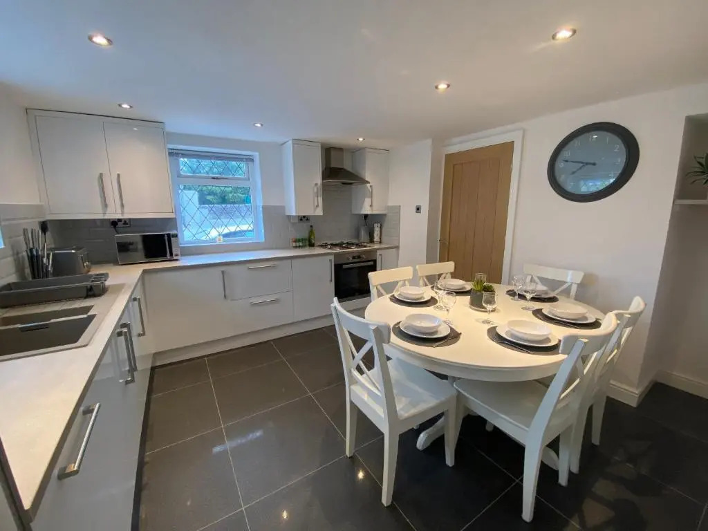 Modern 4-bed Cottage Llanwrst Town Centre & Parking - Snowdonia! near Betws-y-Coed