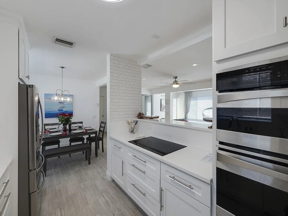 Seas The Day 8: Designer Beach W/ Pool! 3 Bedroom Condo