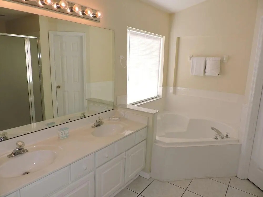 Ref 09 Luxury 4 Bed Villa With Private Pool and Lake View