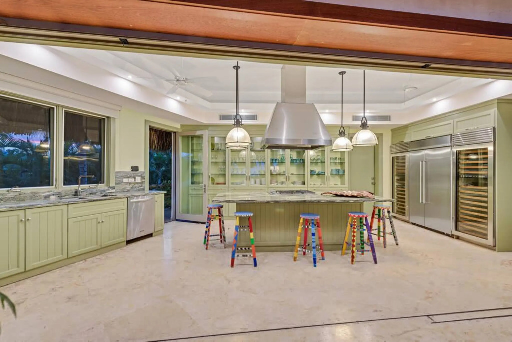 Dazzling Beachfront Villa With Swim-up Bar