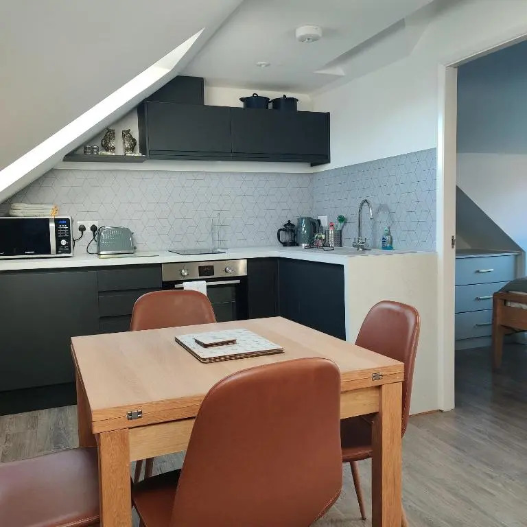 Delightful & Picturesque Modern Detached Apartment, Next to Chester Zoo, Near Park and Ride to City Centre