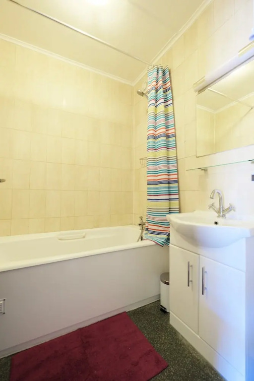 Bright and Spacious 2 Bed Apartment - Sleeps 4
