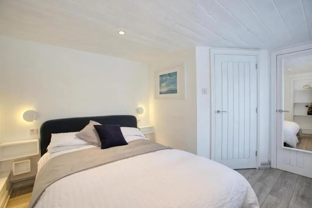 Fantastic 1BD Hideaway, 2 Minutes to the Sea