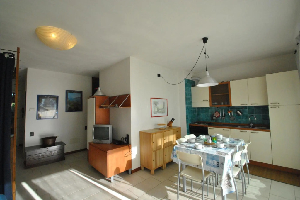 In vacation residence , 40 mt from the sea, apartment for 4-6 people, on the first floor with terrac-Villa Marina - INT. 4 trilo Levante