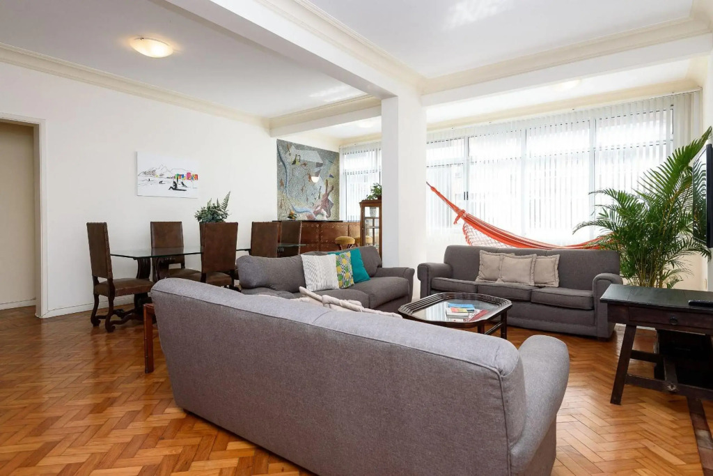 Omar do Rio - TN 239/301: Grande Apartamento p/ Até 10 pessoas, Internet 240mbps, Workstation, Smart TV, 100 metros do Metrô e 500metros da Praia de Copacabana