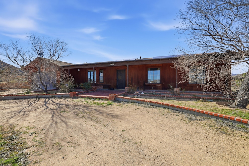 Desert Paradise: Walk to Pappy's - EV and Sleeps 8