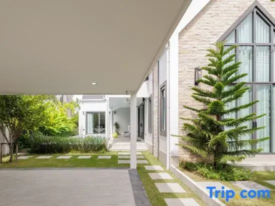 Single-family three-bedroom swimming pool villa