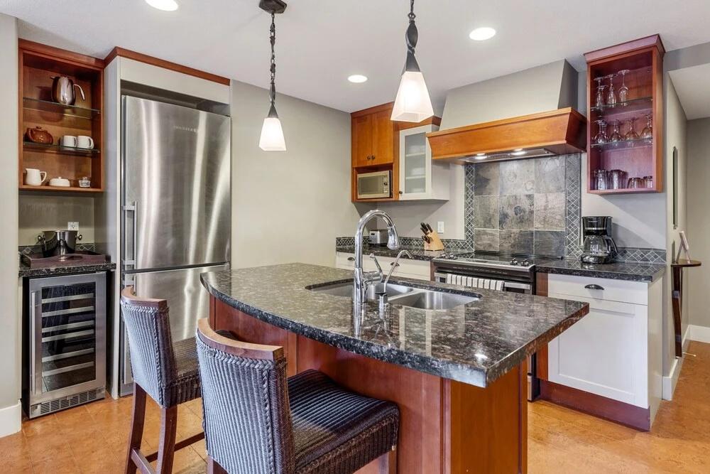 Exquisite 2BR/2BTH Luxury Condo with Mountain View