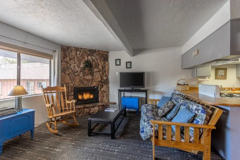 04 - Kodiak Bear 1 Bedroom Home by Redawning
