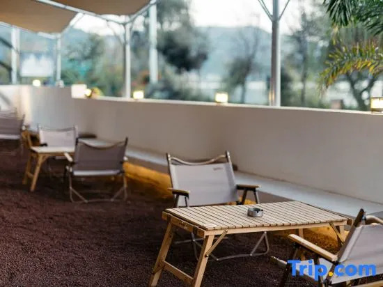 Liuyue · Designer Lake View Holiday Hostel