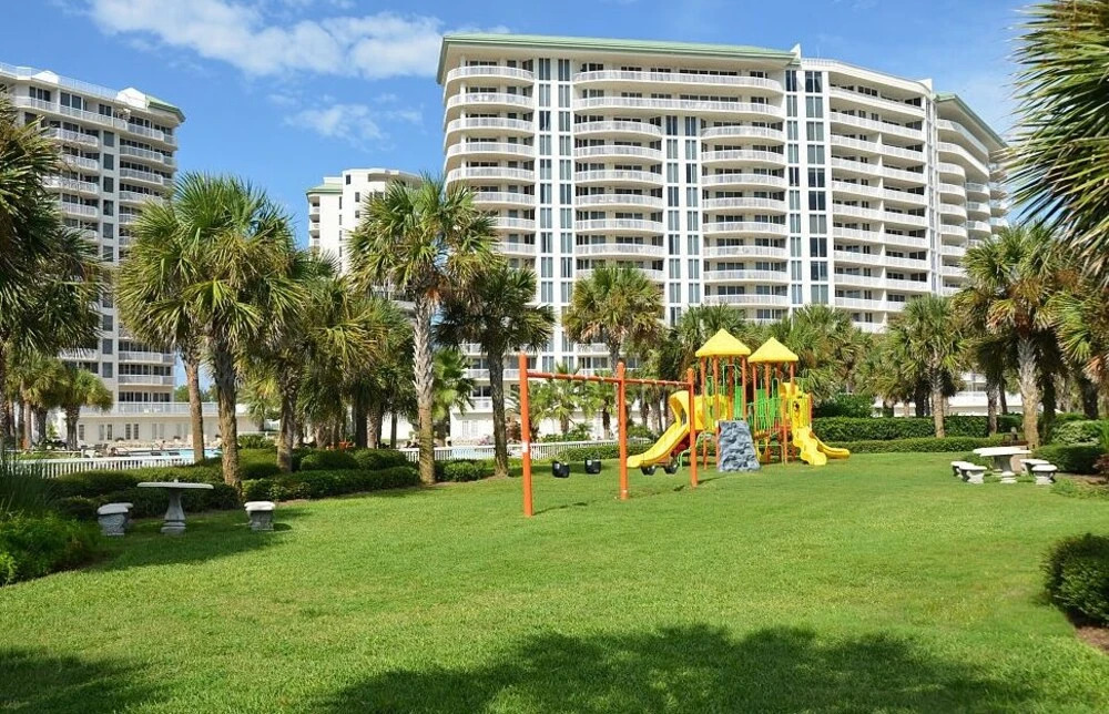 The Gem - 3 Br condo by RedAwning
