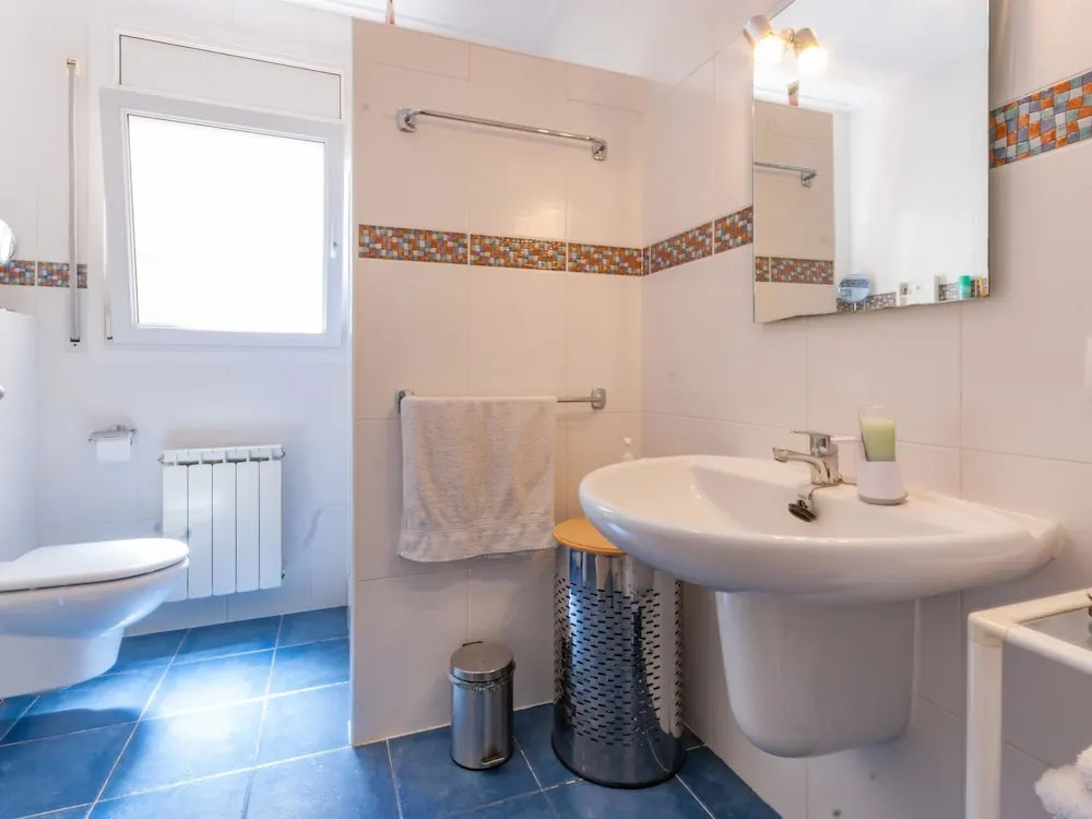 Fantastic Villa for 6 People With Communal Pool in Vilacolum