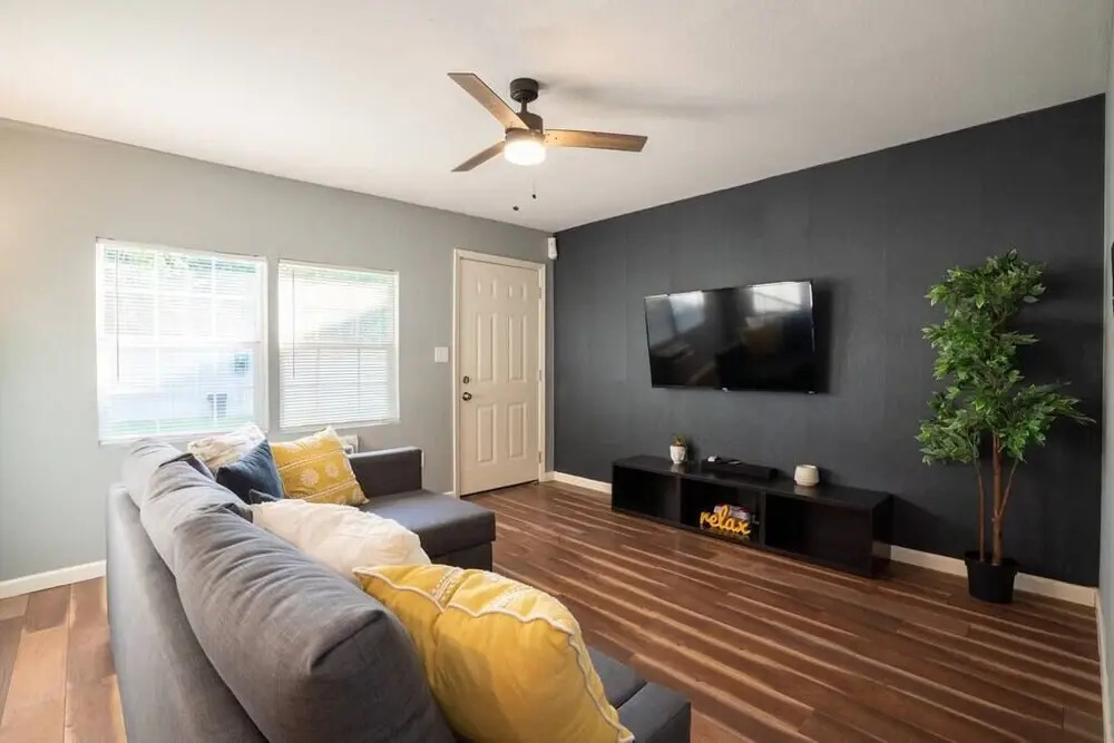King Bed Retreat Fast Wifi Gated Complex