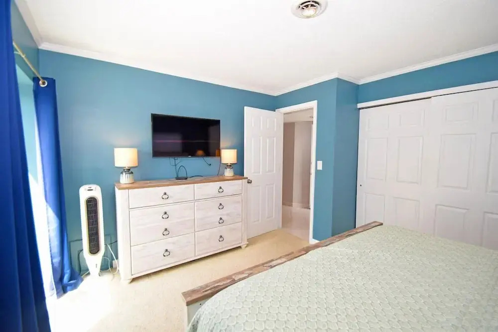 Harbour Island 401m 3 Bedroom Condo by RedAwning