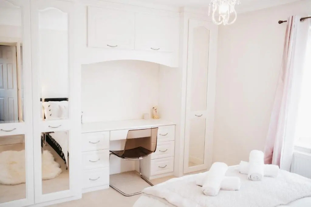 Booker Avenue House - Stunning 4-bed with garden and parking