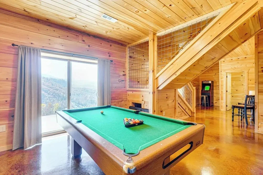 2 Mi to Downtown Gatlinburg: Cabin w/ Game Room
