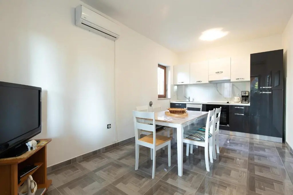 Apartment BAZINA - airconditioning, parking, 500m from the beach