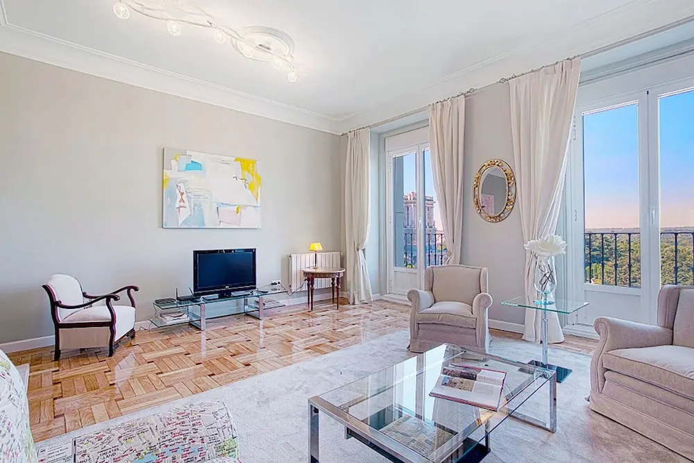 Large 3 Bd Apartm 200 m Square With View to the Royal Palace. Palacio