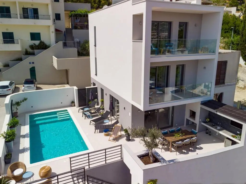 Seaview villa Mila with 4 en-suite bedrooms, private pool, Finnish sauna, Treadmill, sandy beach 250m