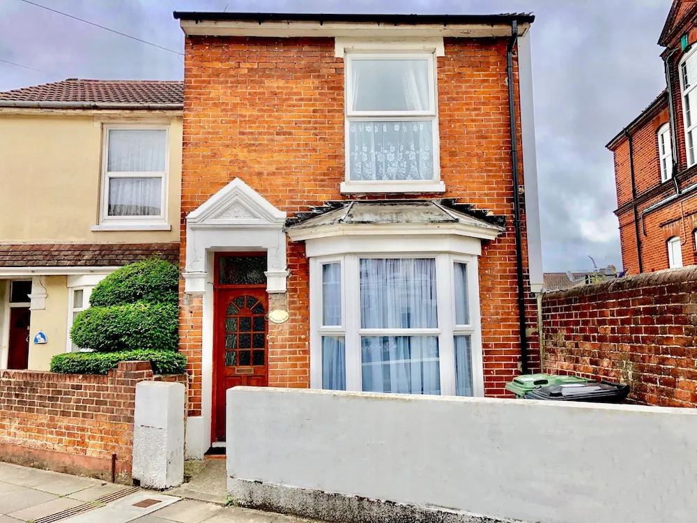 Purple Cloud Cosy 4 bed Cottage with Garden Parking Pet-Friendly