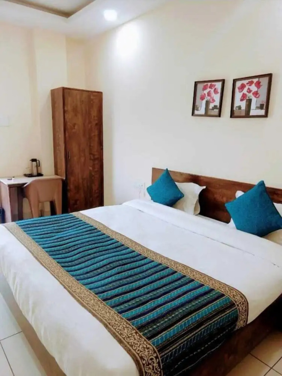 Anroute Stays127- Opp Bansal Hospital