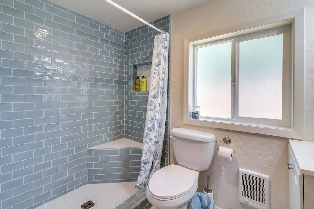 < 1 Mi to Coquille River: Cottage w/ Private Yard!