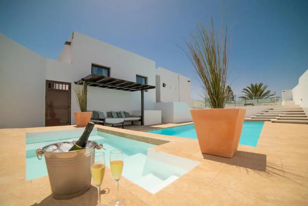 6 Bedroom Luxury Villa 300m from the water front