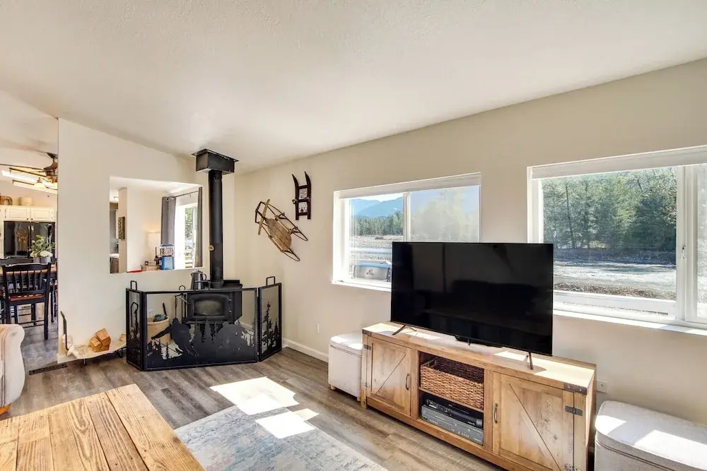 Riverfront Home w/ Deck, Near Mount Rainier!