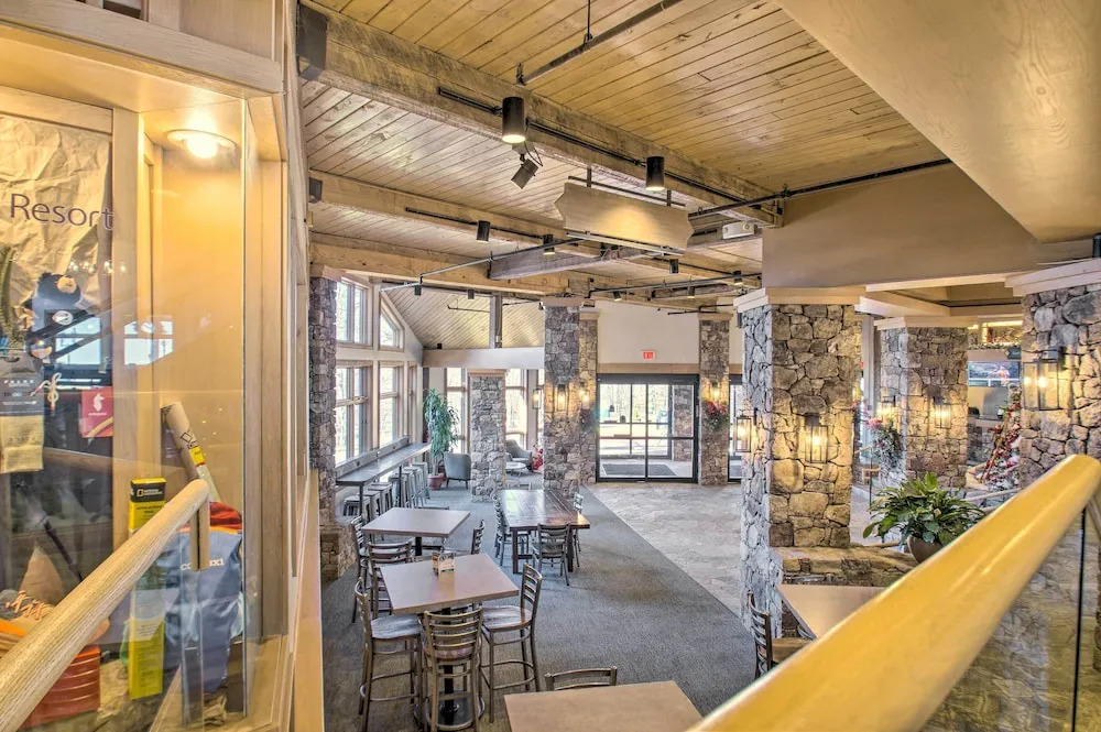 Snug Wintergreen Resort Studio: Ski In & Out!